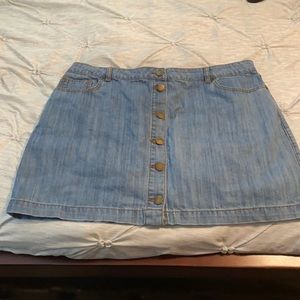 Cute denim, button up mini skirt! Too big for me.